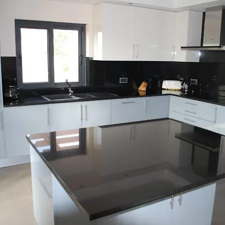 Villa Carvoeiro Sleeps 6 With Pool Air Con And Wifi