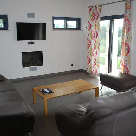 Carvoeiro Sleeps 6 With Pool Air Con And Wifi