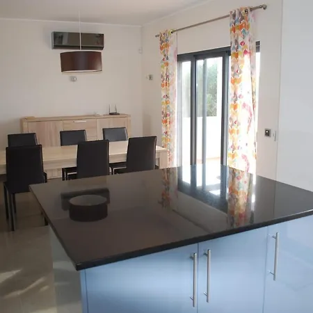 Carvoeiro Sleeps 6 With Pool Air Con And Wifi *